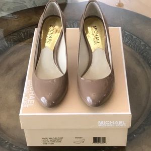 Michael Kors MKflex pump Patent Dark Dune size 4.5